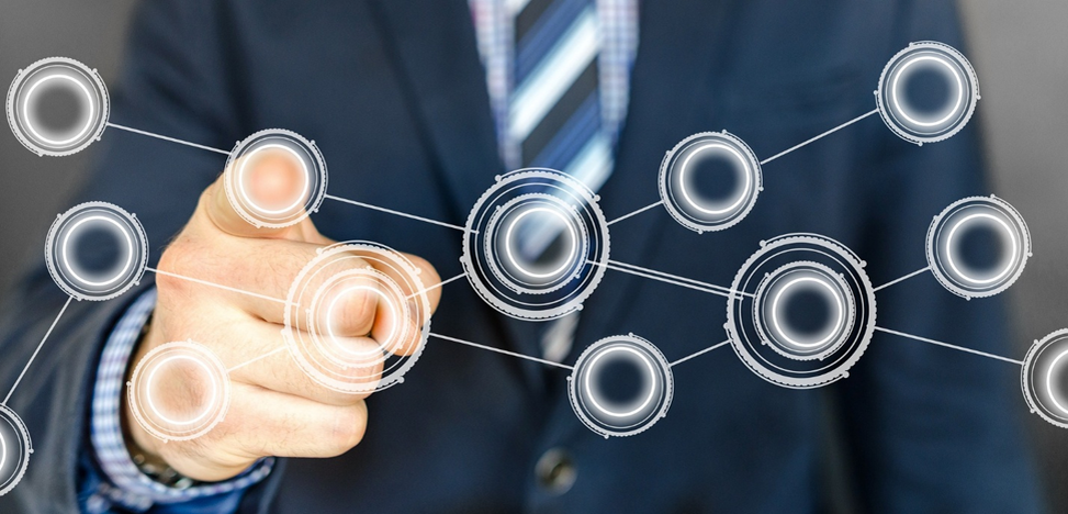 Mesh-система действует иначе. Представьте её как сеть взаимосвязанных узлов, каждый из которых способен передавать сигнал друг другу и распределять нагрузку равномерно. Вместо одиночного устройства вы получаете целую систему роутеров («сателлитов»), объединённых в одну общую сеть.