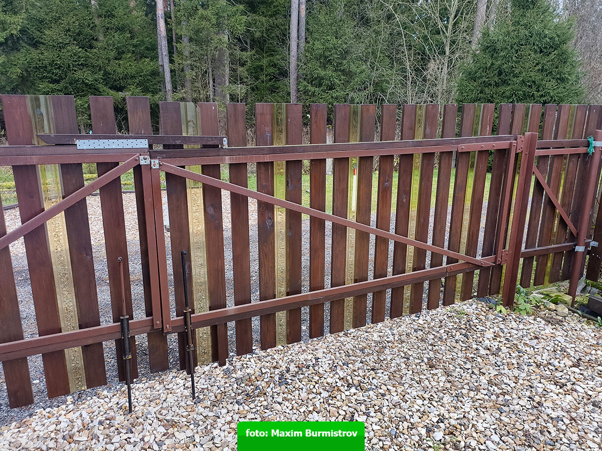 Длинная воротина провисла, надо с этим что-то делать.