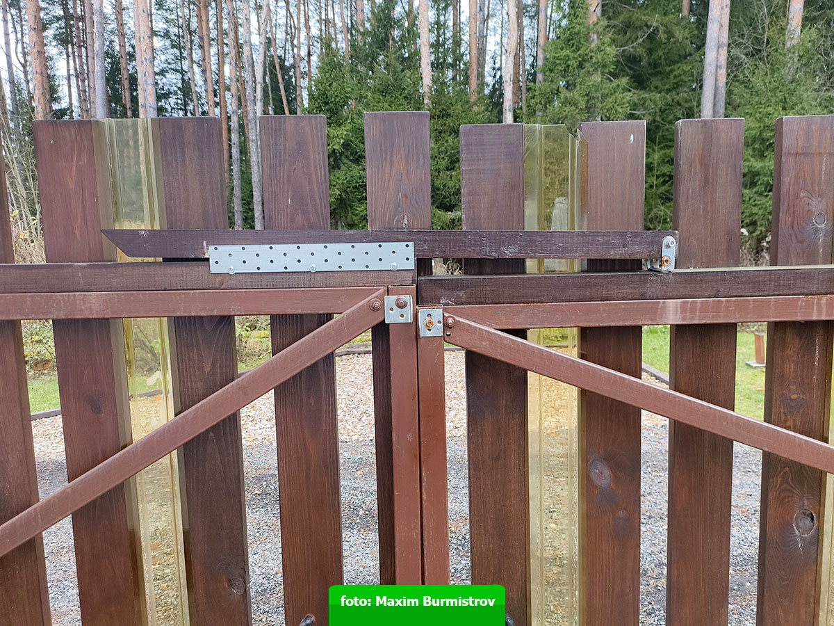 Нестыковка и перепад высот на закрытых створках прекрасно виден.