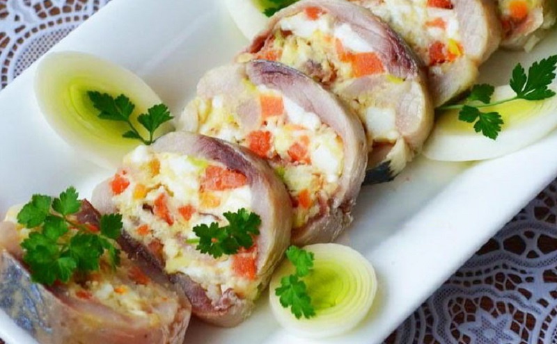 Селёдка по-царски: как из простых продуктов создать закусочный рулет, достойный праздничного стола