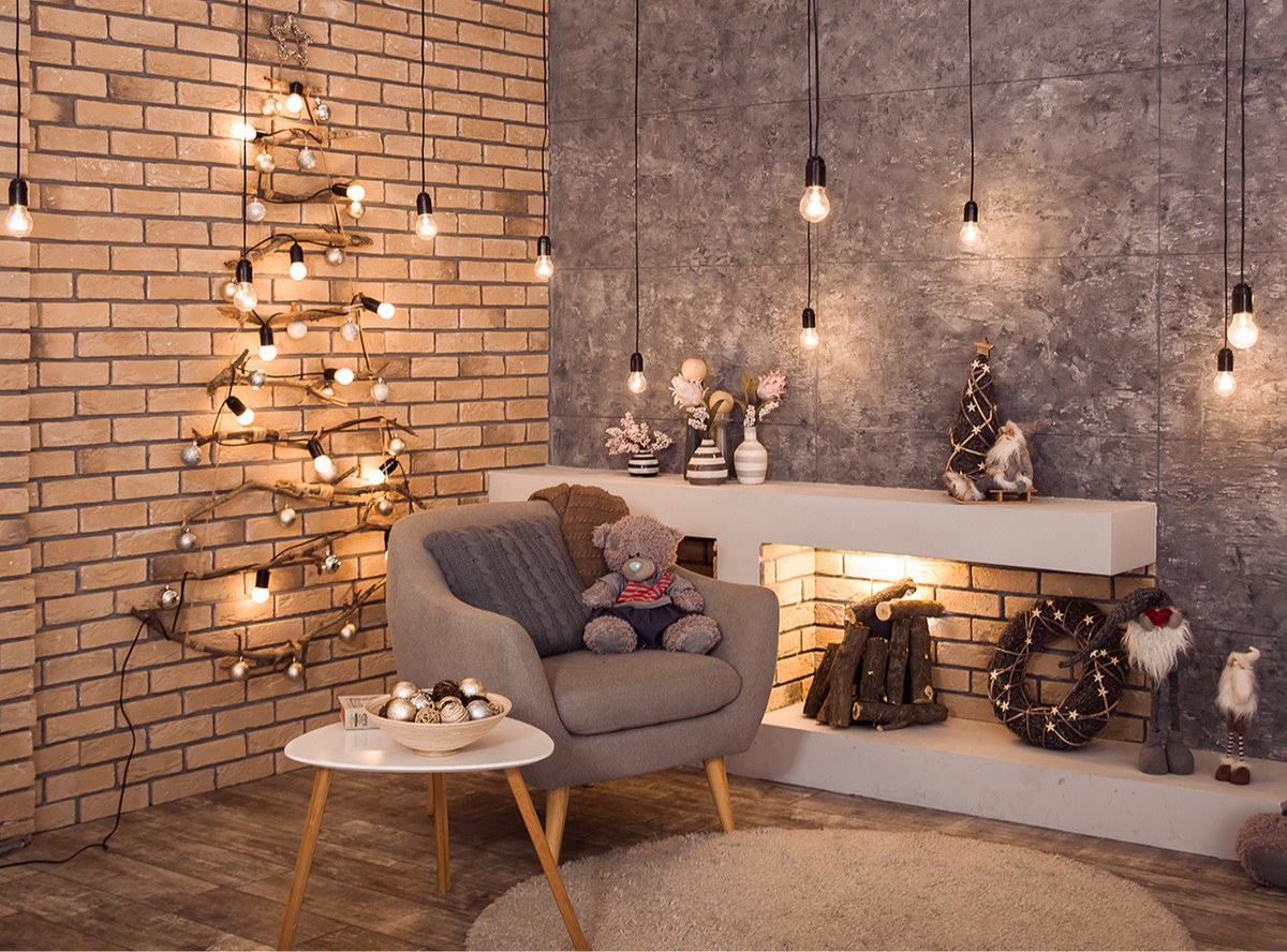    Елка на стене из гирляндыshutterstock