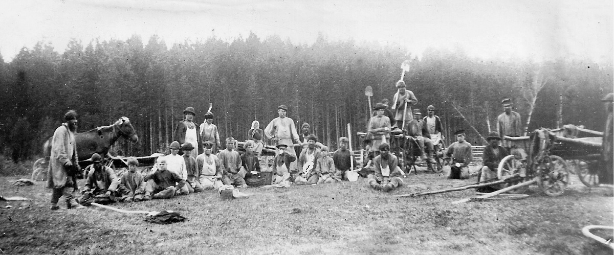 Крестьяне и рабочие на строительстве дороги.