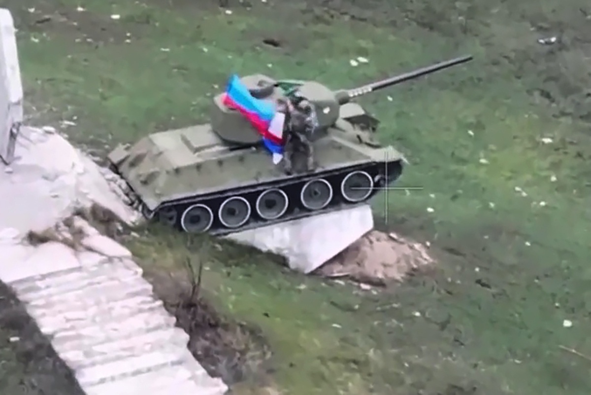    Наши бойцы развернули Государственный флаг России возле городской администрации Северска, у мемориала Героям Великой Отечественной войны и в парке Победы у памятника легендарному советскому танку Т-34 (на фото). Триколоры также появились на улицах и крышах домов города, перешедшего под контроль Вооруженных сил России./МО РФ/ РИА Новости