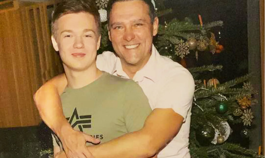 Сын Юрия Шатунова обратился к фанатам, записал видеообращение на фоне трогательной картины