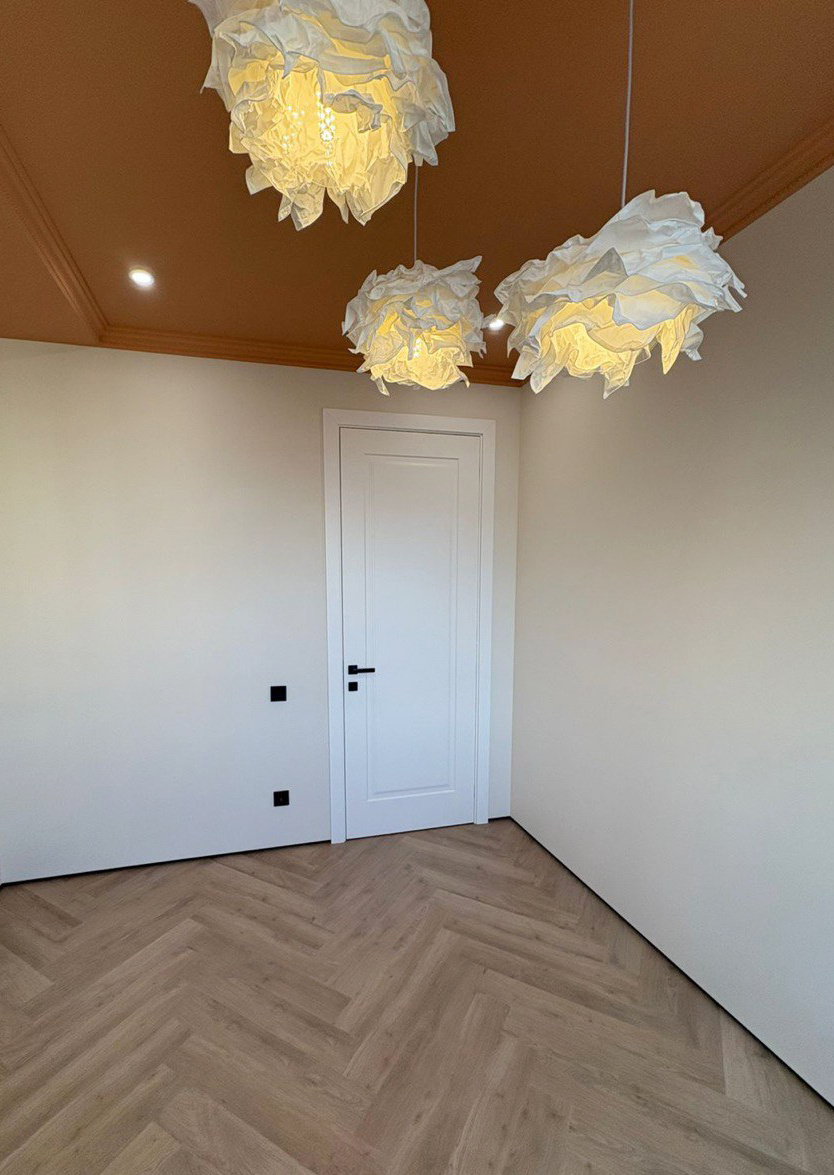 Межкомнатная дверь Нафта-1 в белой эмали на скрытых петлях