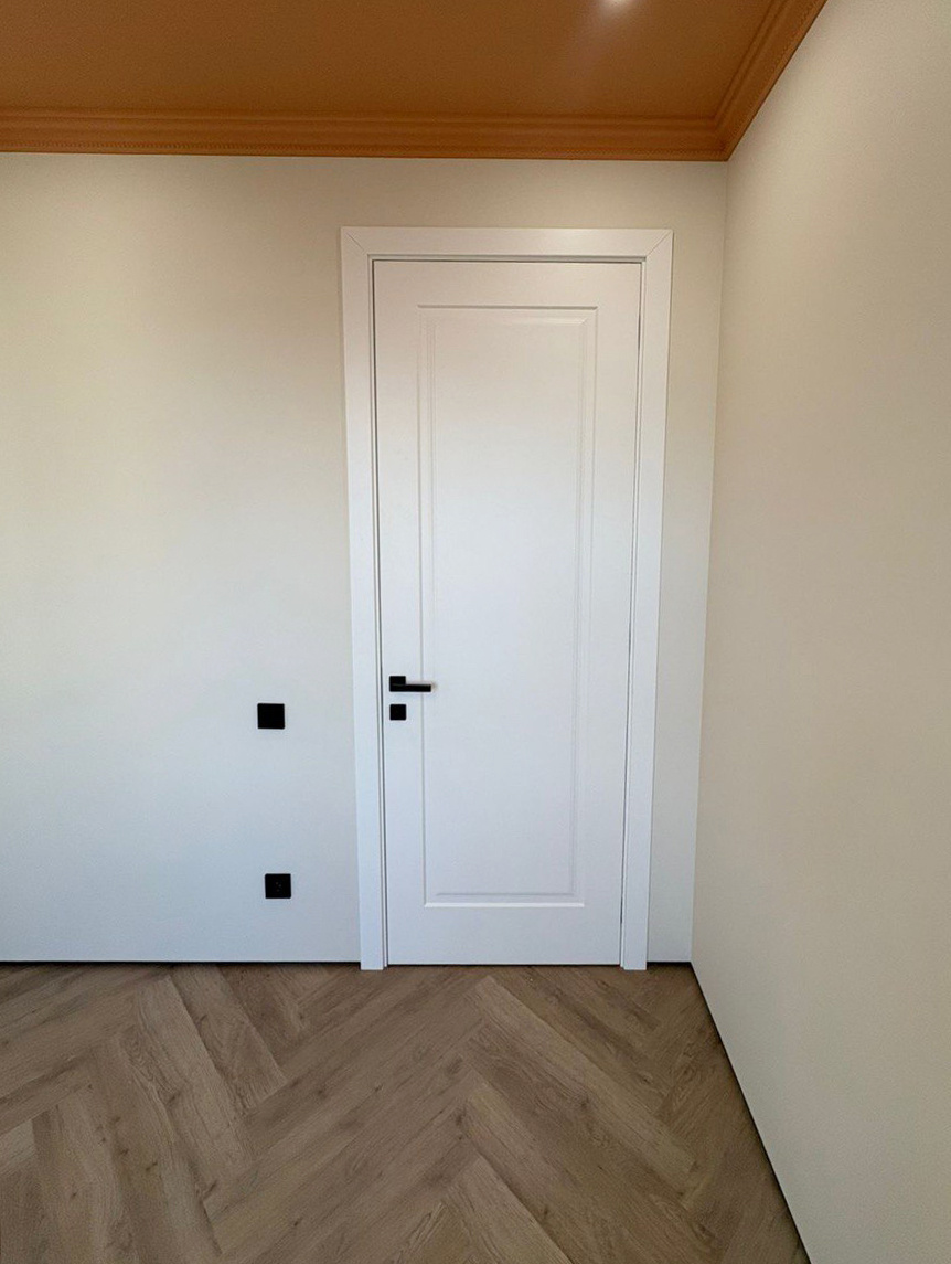 Межкомнатная дверь Нафта-1 в белой эмали на скрытых петлях