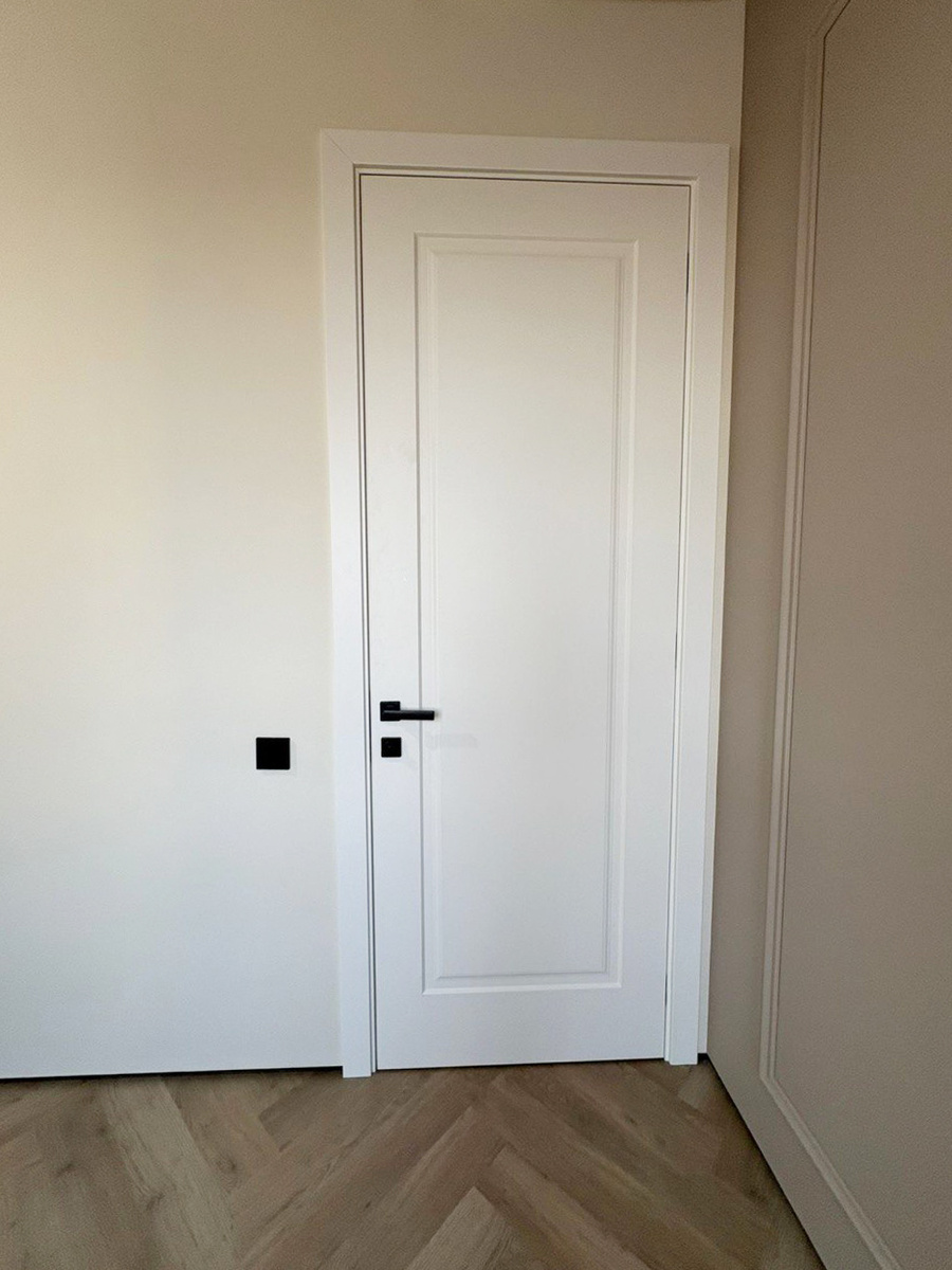 Межкомнатная дверь Нафта-1 в белой эмали на скрытых петлях