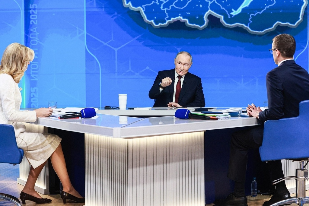    Об этом президент заявил во время прямой линии. "Время героев" - кадровая программа по подготовке кадров среди ветеранов и участников СВО.