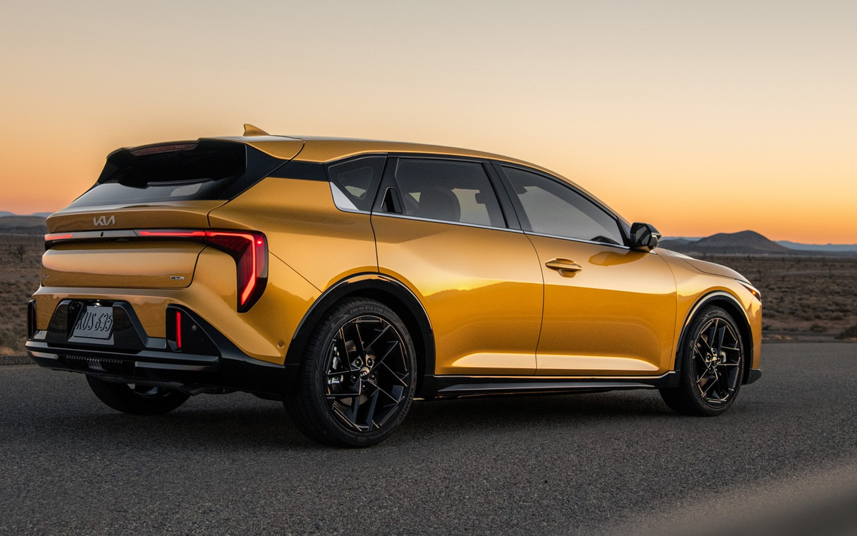 Новый Kia K4 – вид сзади
