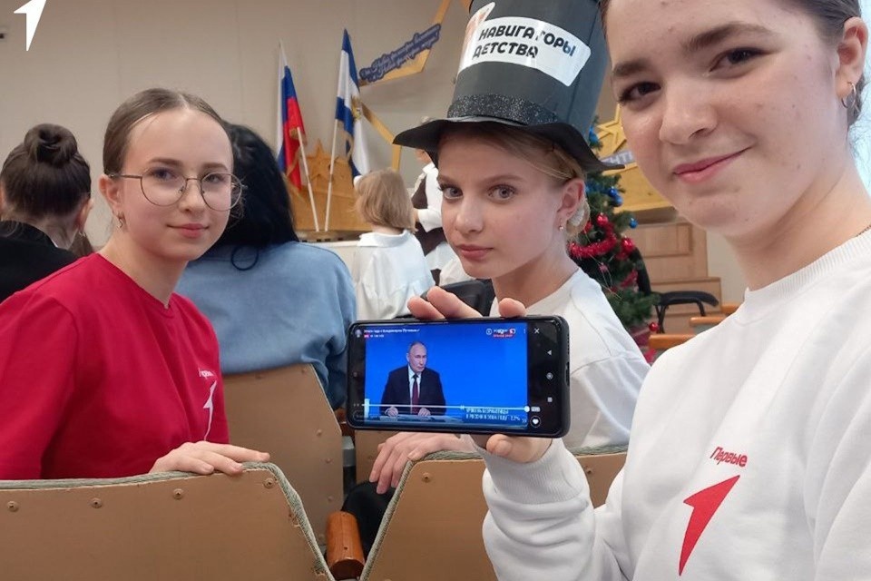    Сотни жителей Херсонщины смотрят прямую линию президента России Фото: Движение Первых ХО