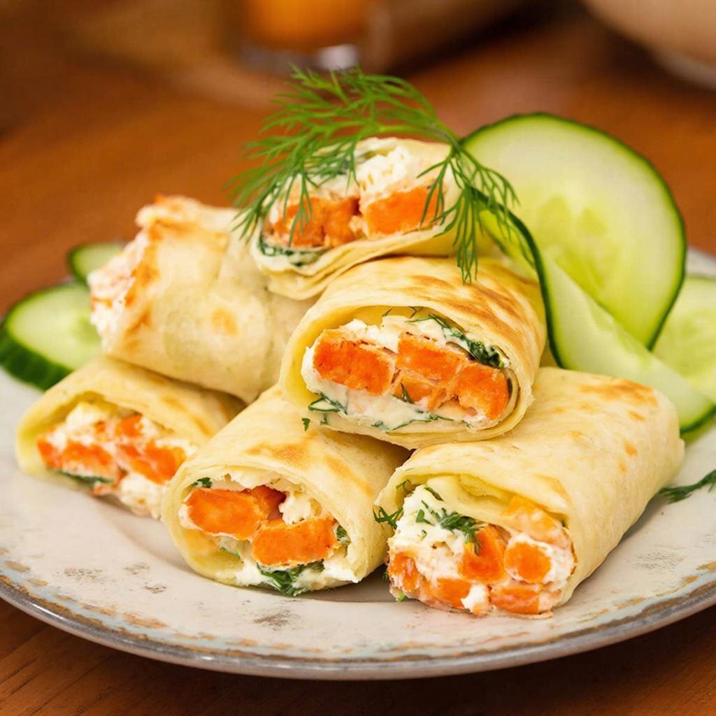 Рулетики из лаваша с крабовыми палочками: Быстрая и вкусная закуска для любого случая 