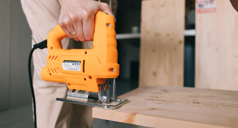 Как правильно работать электролобзиком: гид для начинающего мастера