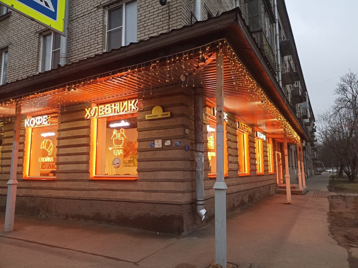 Пример. Пекарня расположена на Переулке Декабристов, в спокойном спальном районе старой части Васильевского острова. Ближайшие точки общепита отличаются форматом и ценовой категорией, а вдоль самого переулка аналогичных пекарен нет.