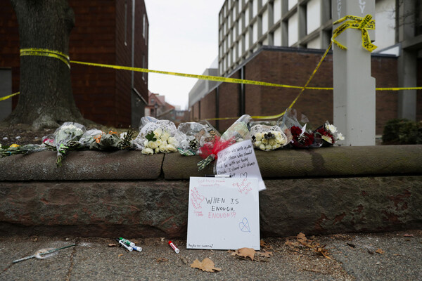 Стихийный мемориал у инженерного корпуса Баруса и Холли на Хоуп-стрит, Провиденс, Род-Айленд, США, 17 декабря 2025 года. / Taylor Coester/Reuters 