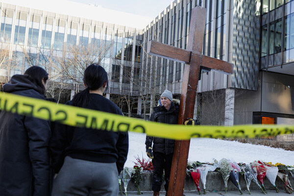    Крест у инженерного корпуса Баруса и Холли после стрельбы в Университете Брауна, Провиденс, Род-Айленд, США, 15 декабря 2025 года / Taylor Coester/Reuters