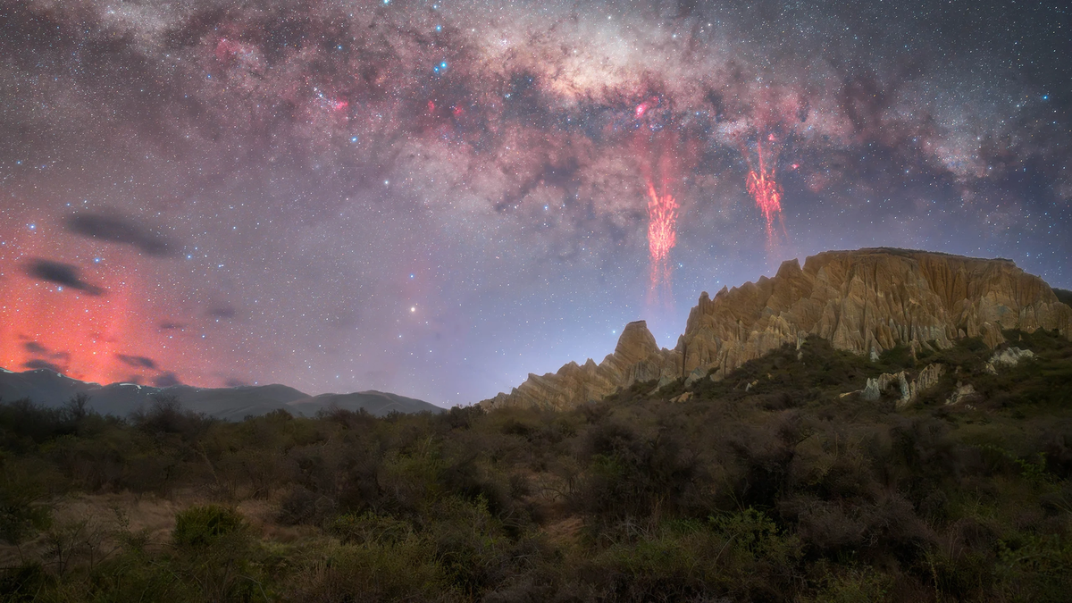    «Красная молния». В октябре фотографам удалось запечатлеть в небе над Новой Зеландией редкие «красные спрайты». Этот феномен вызывают всплески электрической энергии в атмосфере, которые устремляются вверх, создавая необычные зубчатые очертания, светящиеся всего несколько миллисекунд. «Такое чувство, что смотришь на что-то нереальное, совершенно неземное», — рассказывает фотограф Том Рэй.