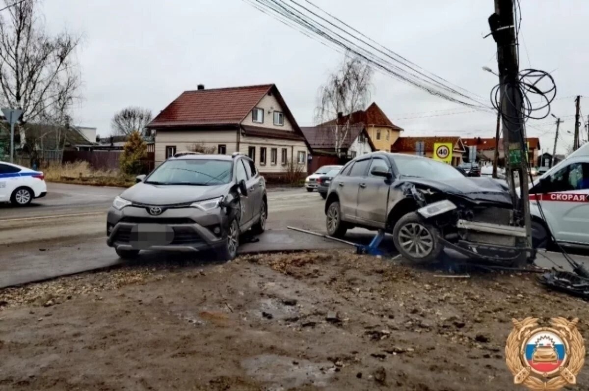    В Твери Audi сбила двух детей на тротуаре после столкновения с Toyota