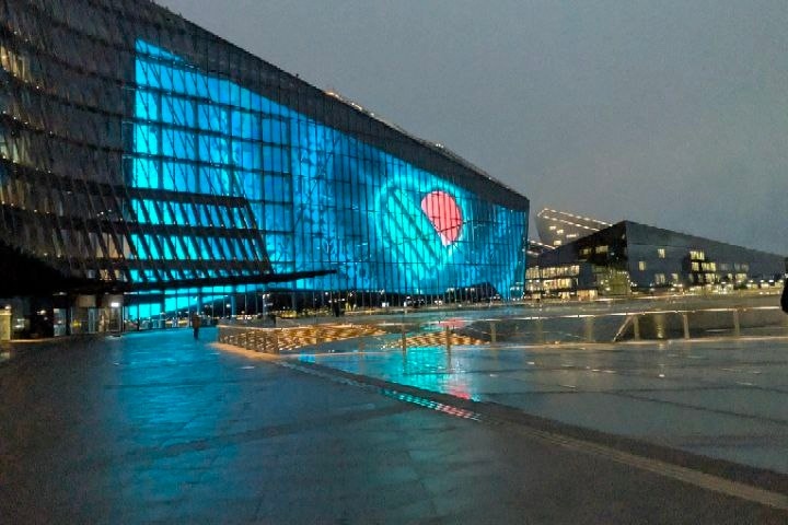 В День добровольца штаб-квартиру Газпрома украсила тематическая иллюминация