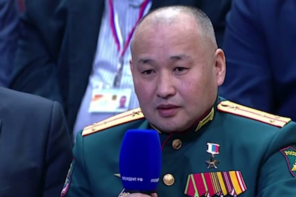    Командир штурмовой роты Наран Очир Горяев рассказал Путину подробности освобождения Северска в ДНР. Фото: kremlin.ru