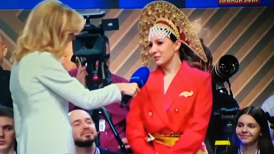    Многие журналистки пришли на Прямую линию с Владимиром Путиным в красных нарядах, отметила Ксения Собчак. Скриншот 1 канал