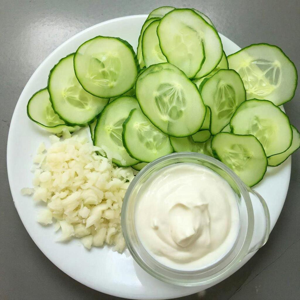 Огурцы с чесноком и сметаной: Простой рецепт летнего освежения 