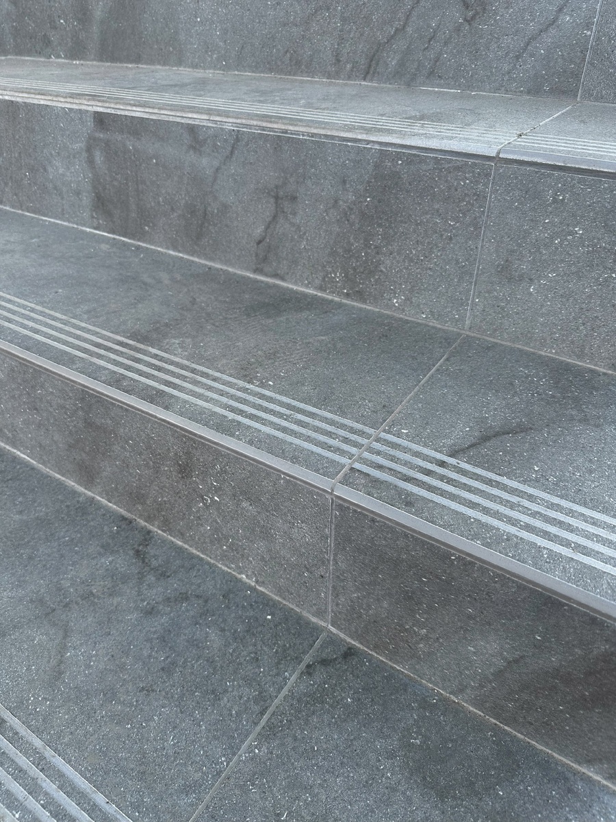 Ступени из керамогранита на крыльце в процессе эксплуатации