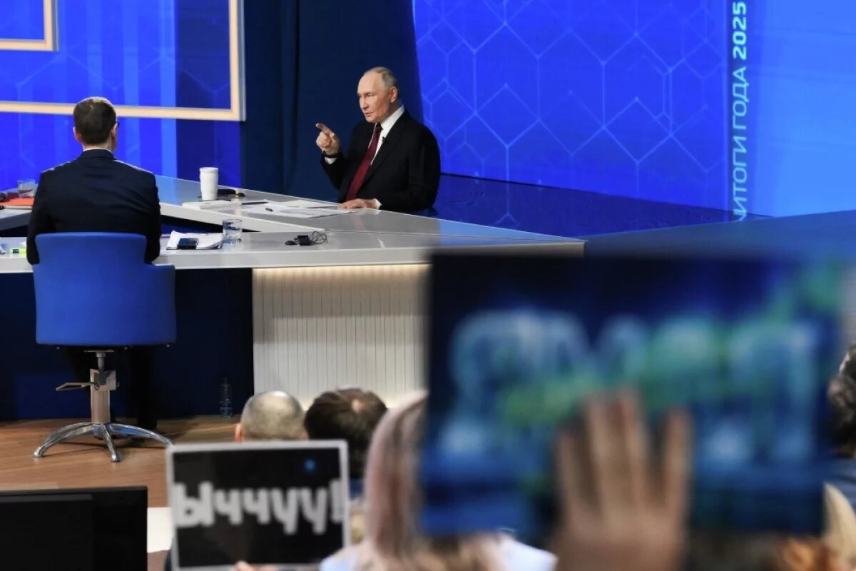   Путин уже час отвечает на вопросы россиян и журналистов на прямой линии