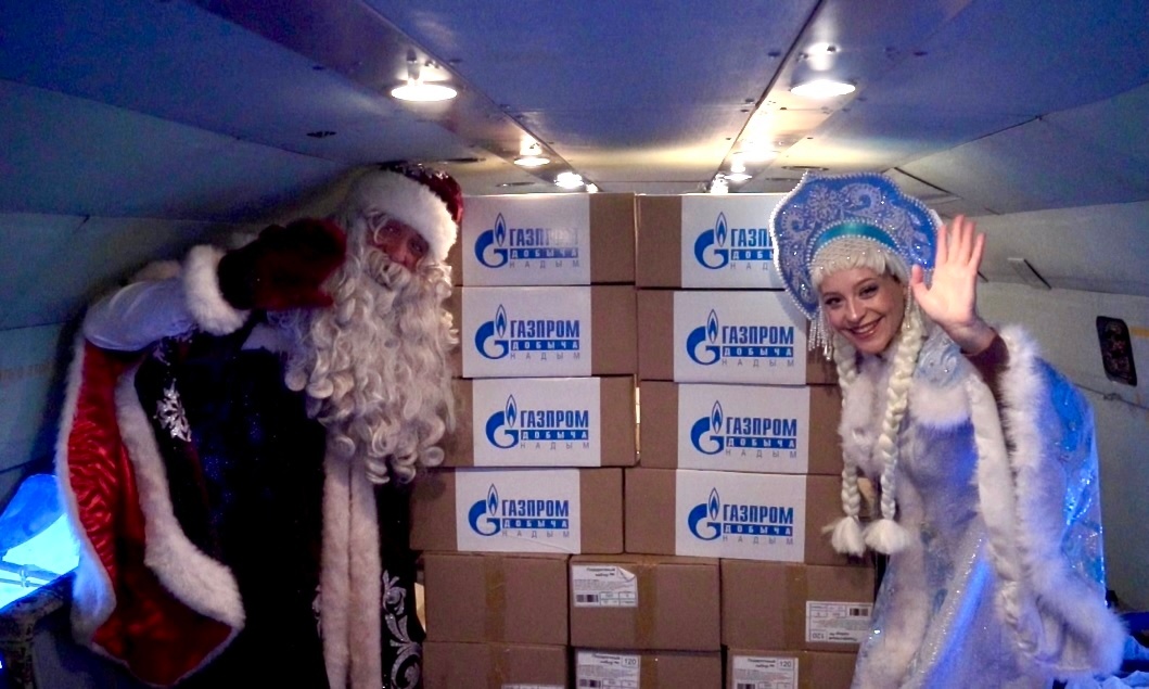 800 подарков погрузили на борт вертолёта для отправки в Яр-Сале