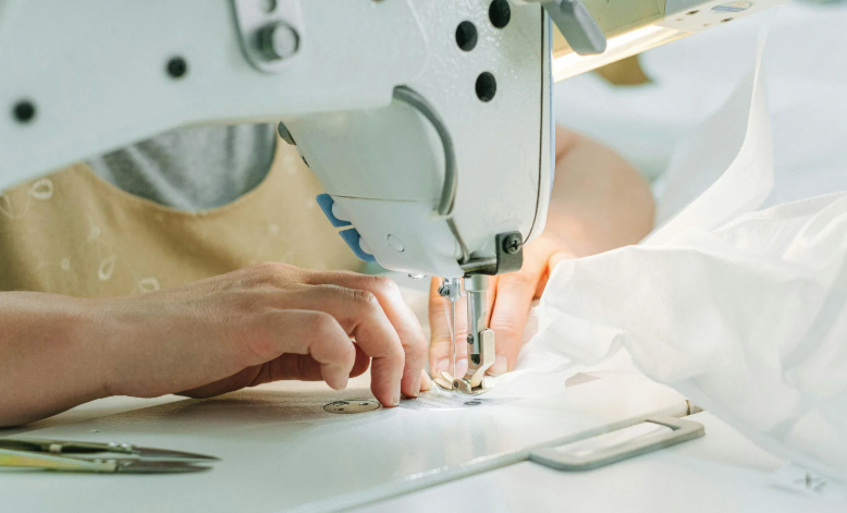 Для стрейч-тканей обычная универсальная игла часто становится причиной пропусков стежков и затяжек.