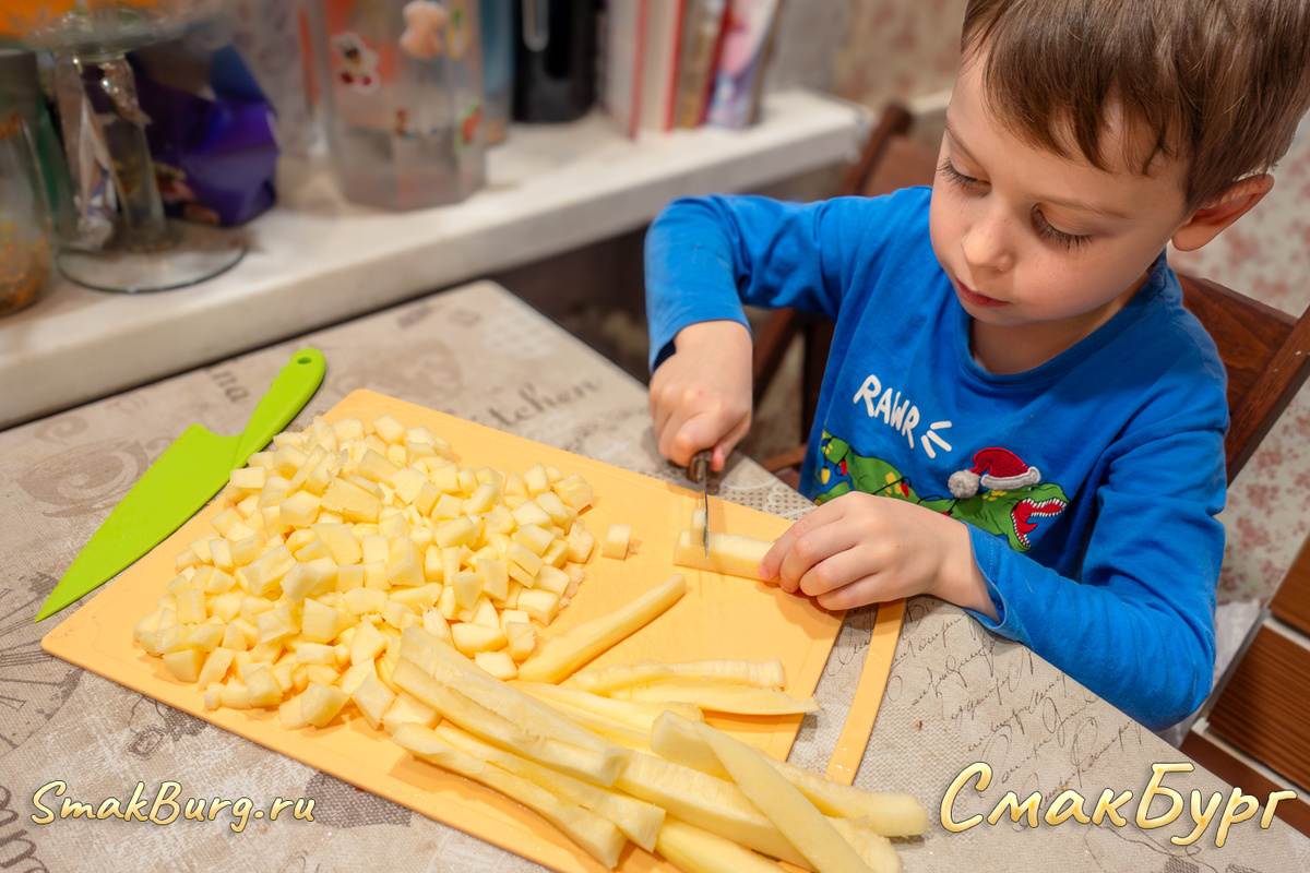 Нарезка свежего кабачка средним кубиком