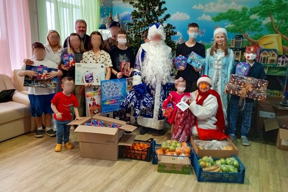    Росгвардейцы и РПЦ в ДНР организовали новогодний праздник для юных пациентов. Фото: Росгвардия