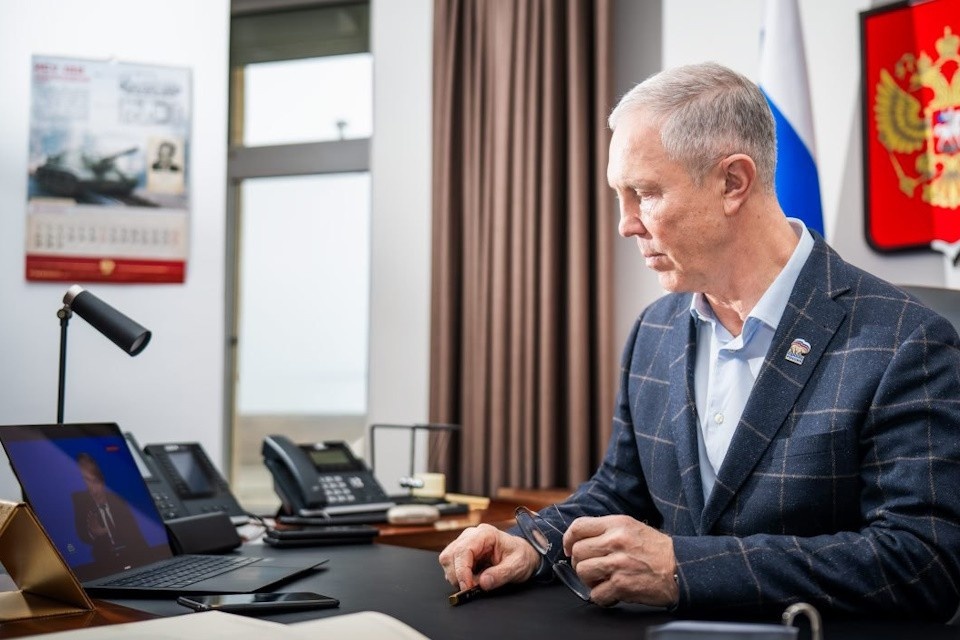    Владимир Сальдо смотрит прямую линию президента Фото: ТГ-канал Владимир Сальдо