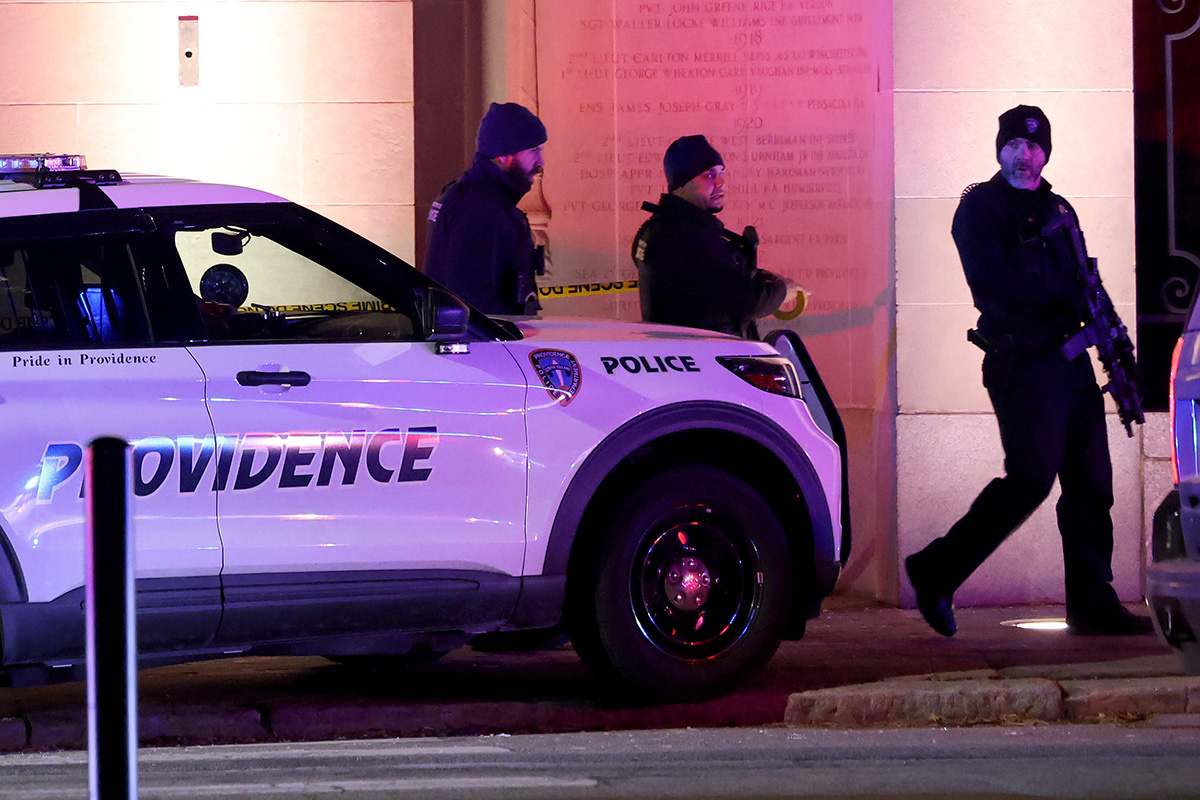 Mark Stockwell / AP / ТАСС📷Полиция на месте стрельбы в Брауновском университете США