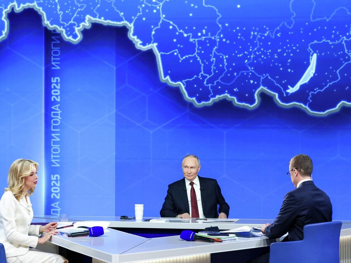    Президент Владимир Путин отвечает на вопросы во время специальной программы "Итоги года" | © РИА Новости / POOL