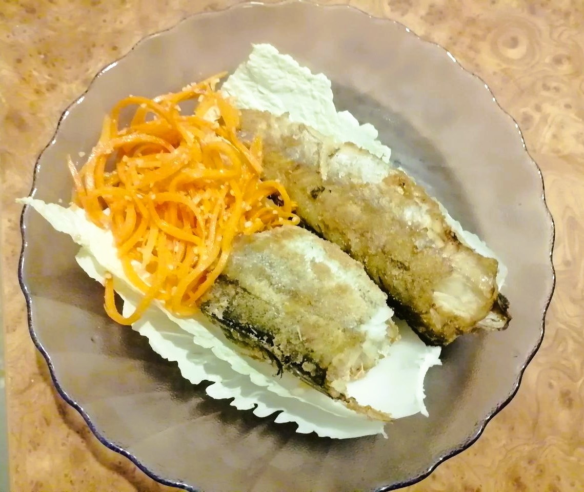 Ну раз речь о еде, покажу свой непраздничный ужин: пекинская капустка, минтай, щепотка корейской моркови. Фото автора 