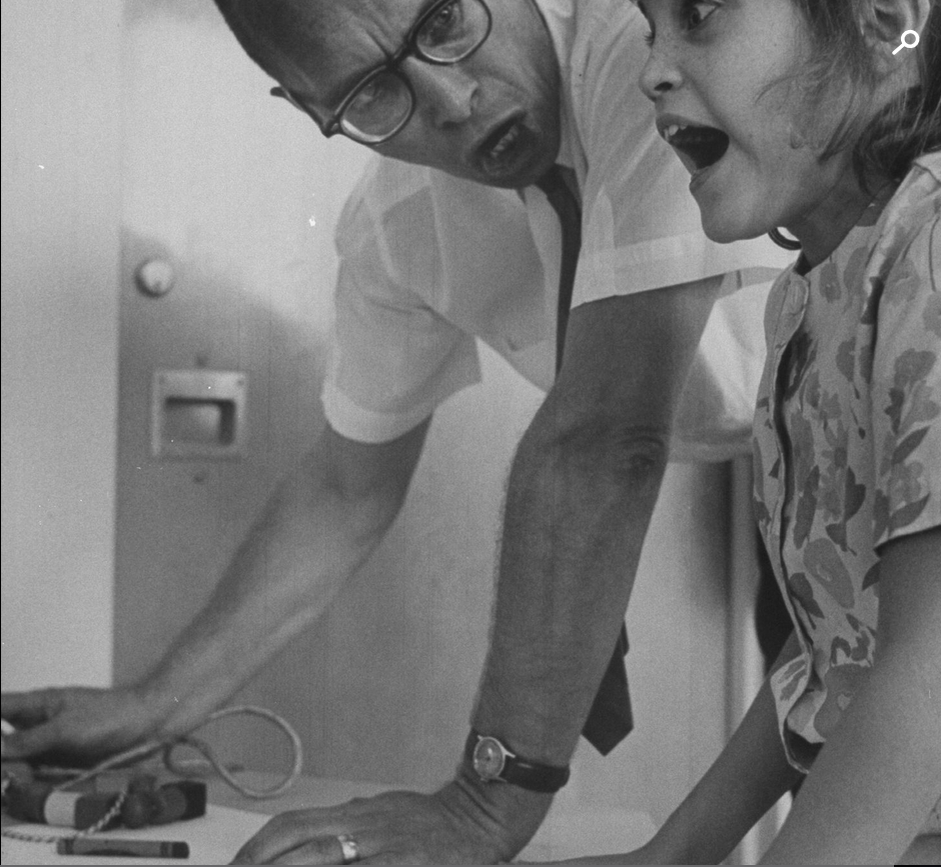 Оле Ивар Ловаас за работой (1964), девочке с аутизмом 9 лет. Фото: А.Грант, Shutterstock