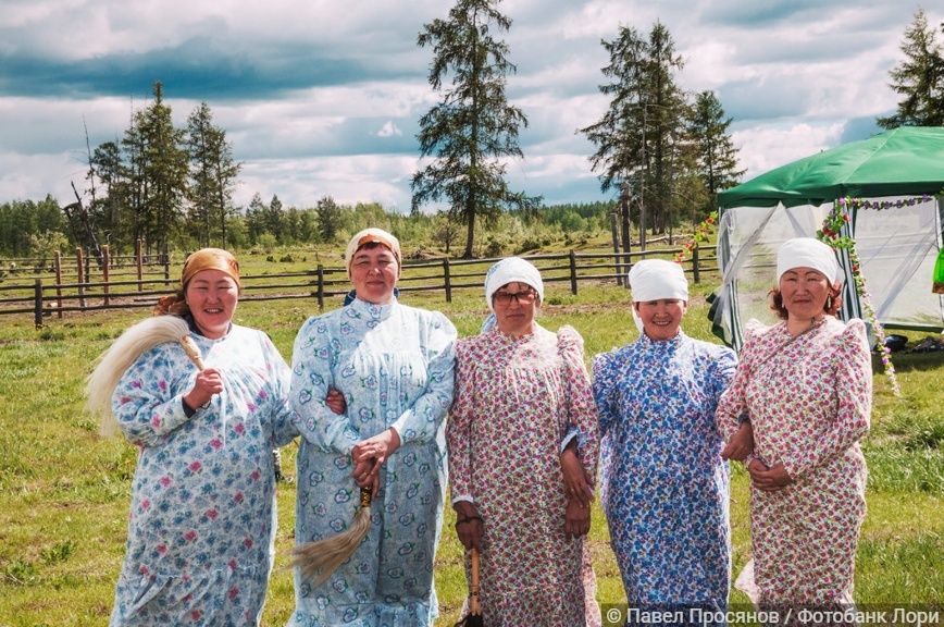 Местные жители, на народном празднике Ысыах в селе Томтор (Республика САХА, Якутия, Оймяконский район) 
