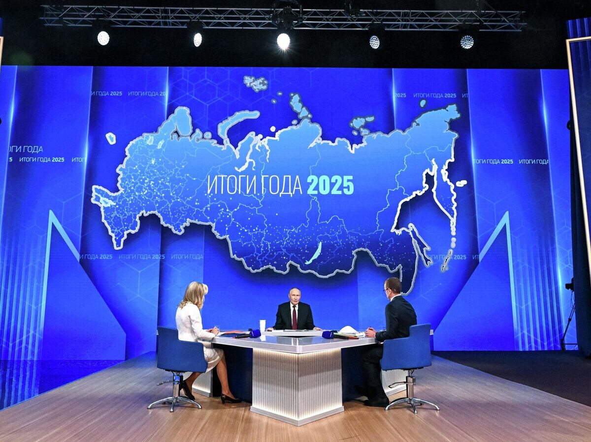    Президент РФ Владимир Путин отвечает на вопросы во время специальной программы "Итоги года" | © РИА Новости / Сергей Бобылев