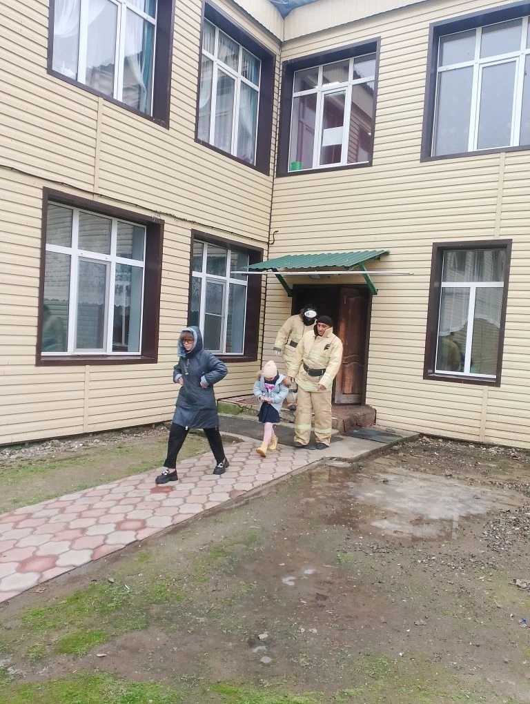 Астраханские спасатели Волгоспас провели эвакуацию людей из школы