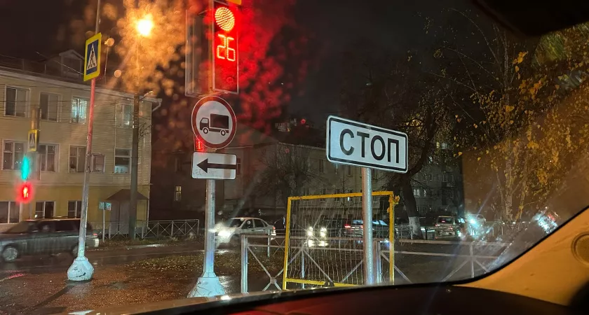 В ГИБДД объяснили: как грамотно действовать, если уже заехал за стоп-линию, но зажёгся красный свет - только одно верное решение