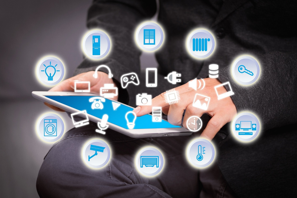 Благодаря современным технологиям мы можем контролировать освещение, температуру, бытовую технику и многие другие элементы нашего быта прямо со смартфона вне зависимости от местоположения. 