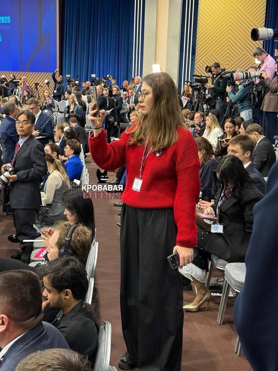    Собчак назвала красные наряды самыми популярными на прямой линии с Путиным. Источник: t.me/bloodysx