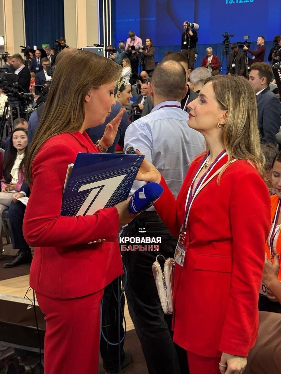    Собчак назвала красные наряды самыми популярными на прямой линии с Путиным. Источник: t.me/bloodysx