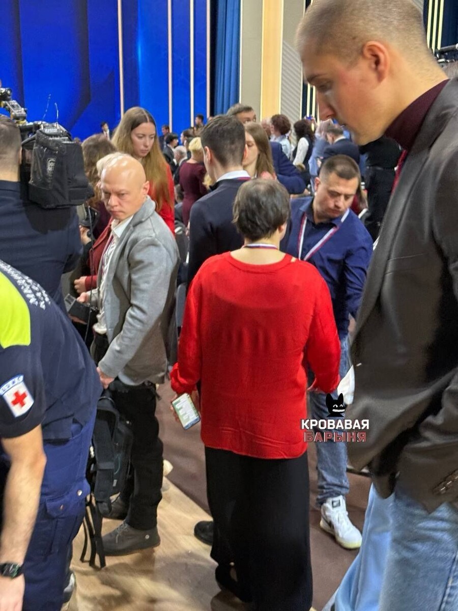    Собчак назвала красные наряды самыми популярными на прямой линии с Путиным. Источник: t.me/bloodysx