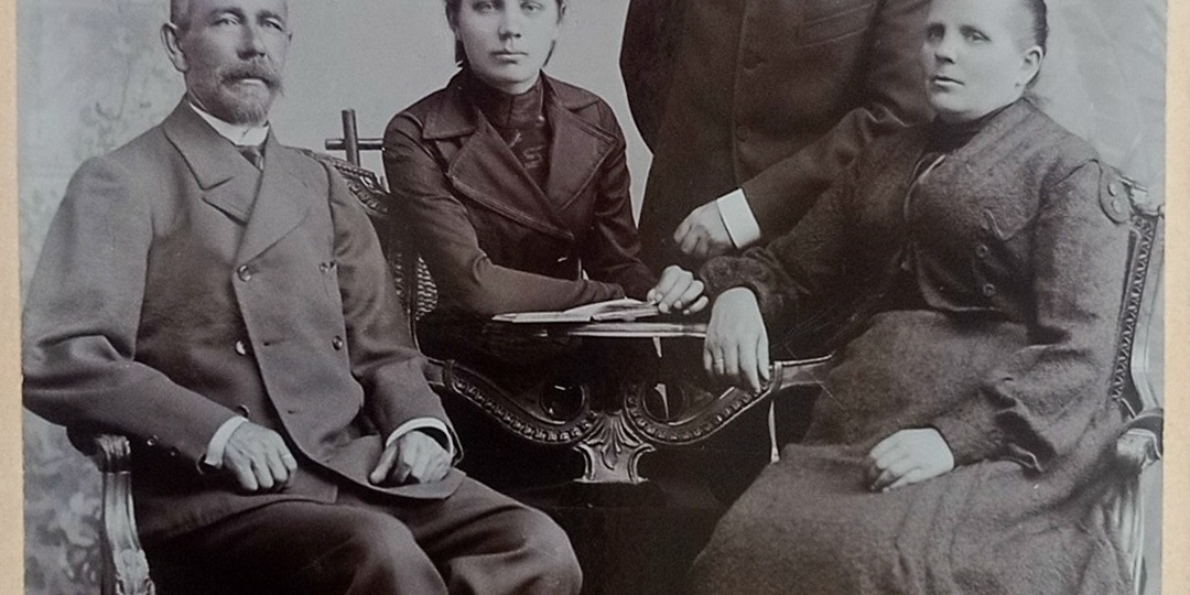 Искусство в миниатюре: фотографический «кабинетный портрет» как отражение эпохи. За семью печатями