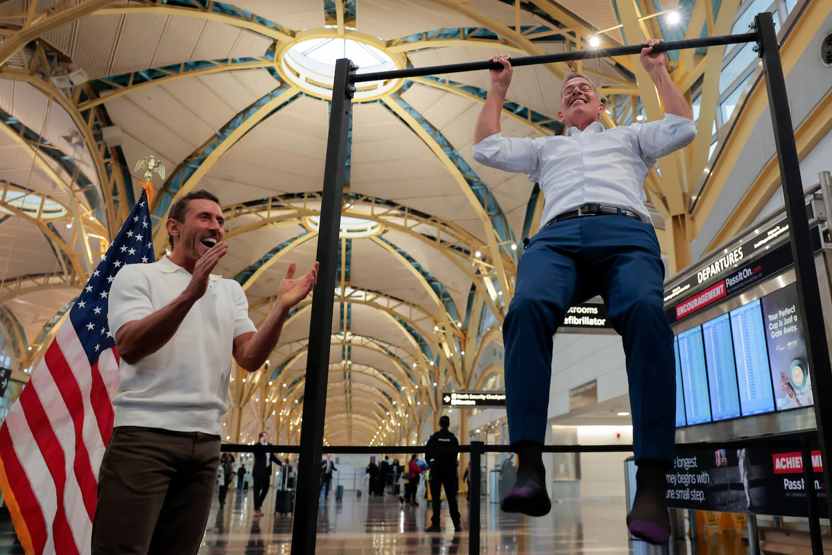 Министр транспорта Шон П. Даффи подтягивается в аэропорту имени Рейгана. Фото: Getty Images