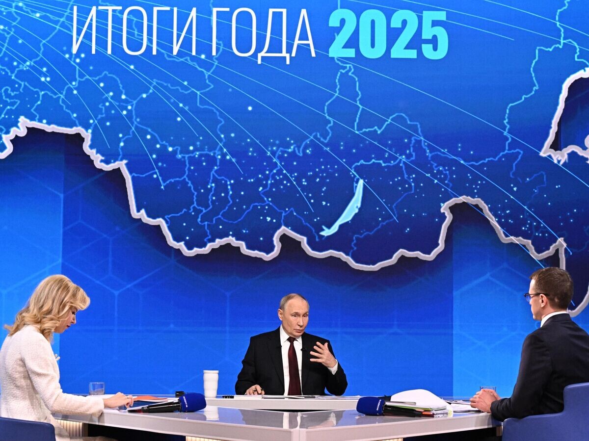    Президент РФ Владимир Путин отвечает на вопросы во время специальной программы "Итоги года" | © РИА Новости / Сергей Бобылев