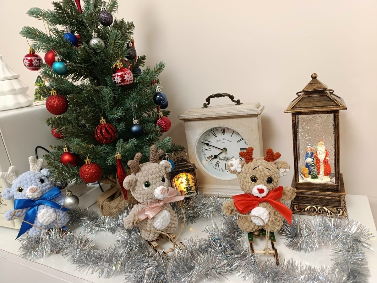 Оленяши мной связаные. Фото постоянной заказчицы.