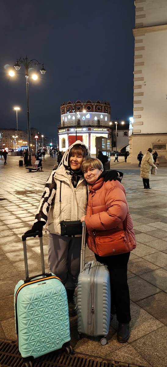 Оля нас с Кариной сфотографировала