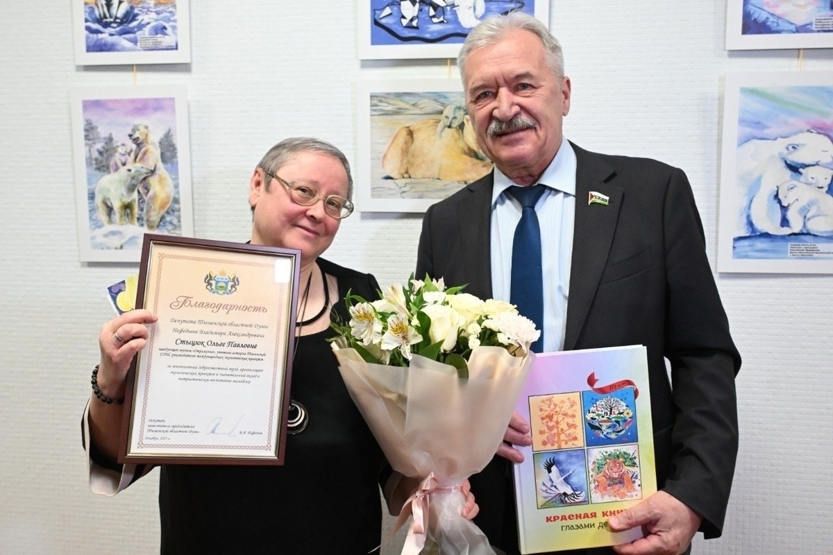    В Тюменской областной Думе работает выставка рисунков детей из Югры